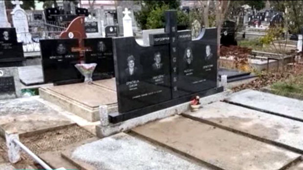 Одао их ашов, оскрнавили гроб због огрлице: Осумњичени за откопавање гроба у Старим Бановцима притворени